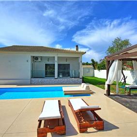 3 bedroom seaside villa with pool, Acharavi, sleeps 5